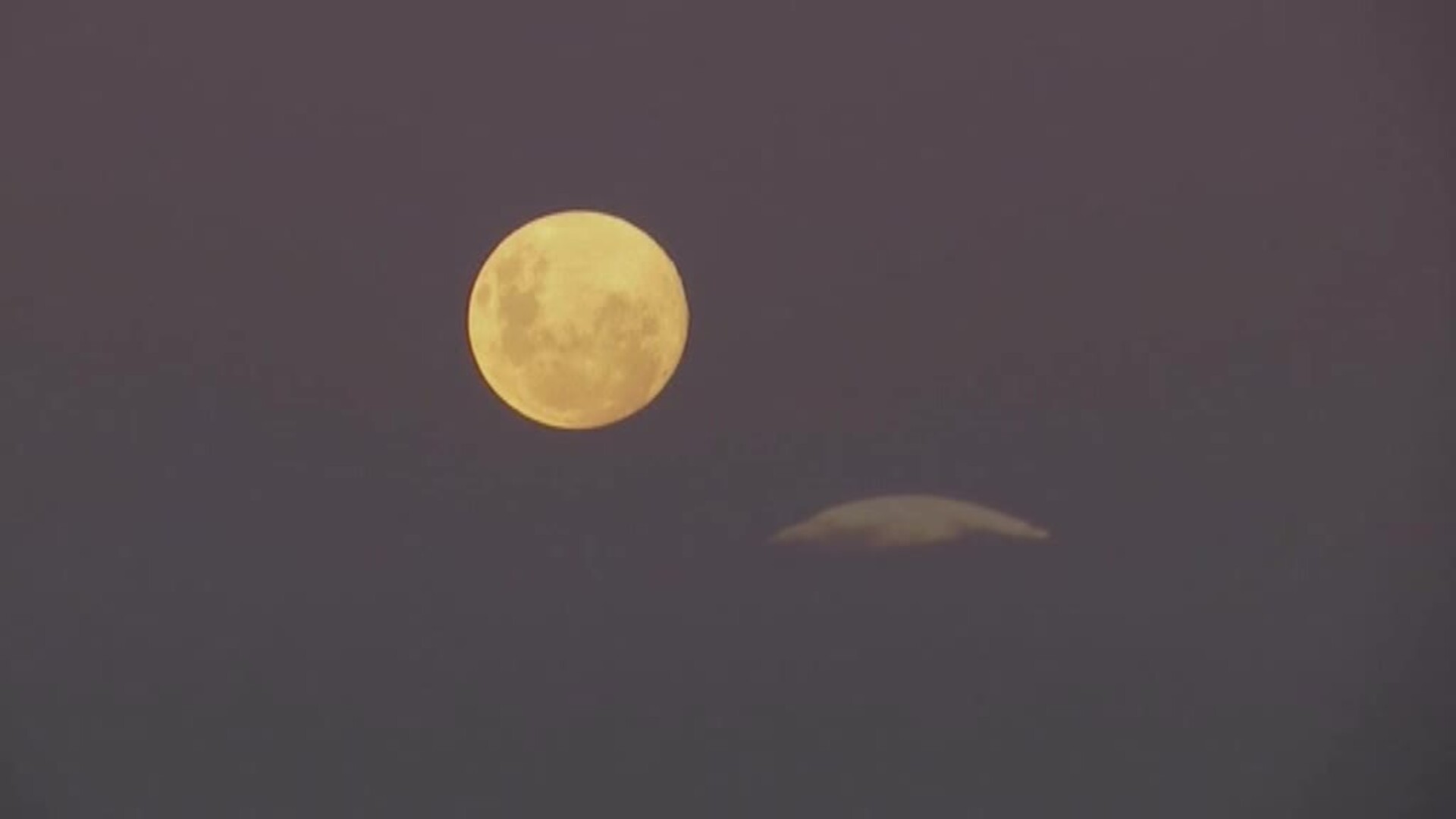 La segunda luna llena de la primavera se ha convertido esta noche en un auténtico espectáculo