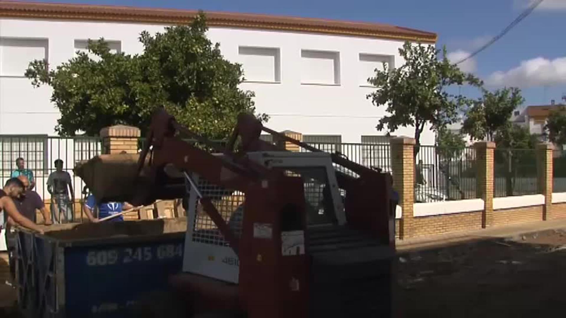 Los vecinos de Lepe tratan de sobreponerse a los daños de la DANA