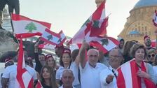 Líbaneses ondean banderas en la plaza de los mártires en Beirut con motivo del Día de la Independencia