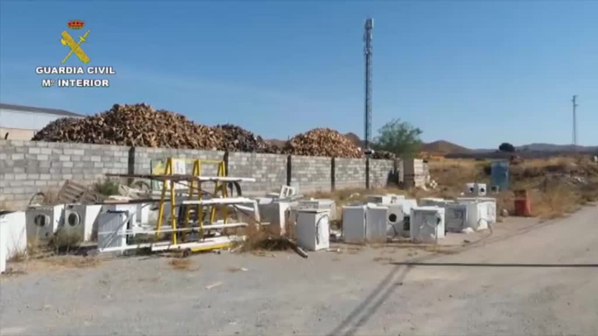 El joven que tiró la nevera en Almería la recoge arrepentido