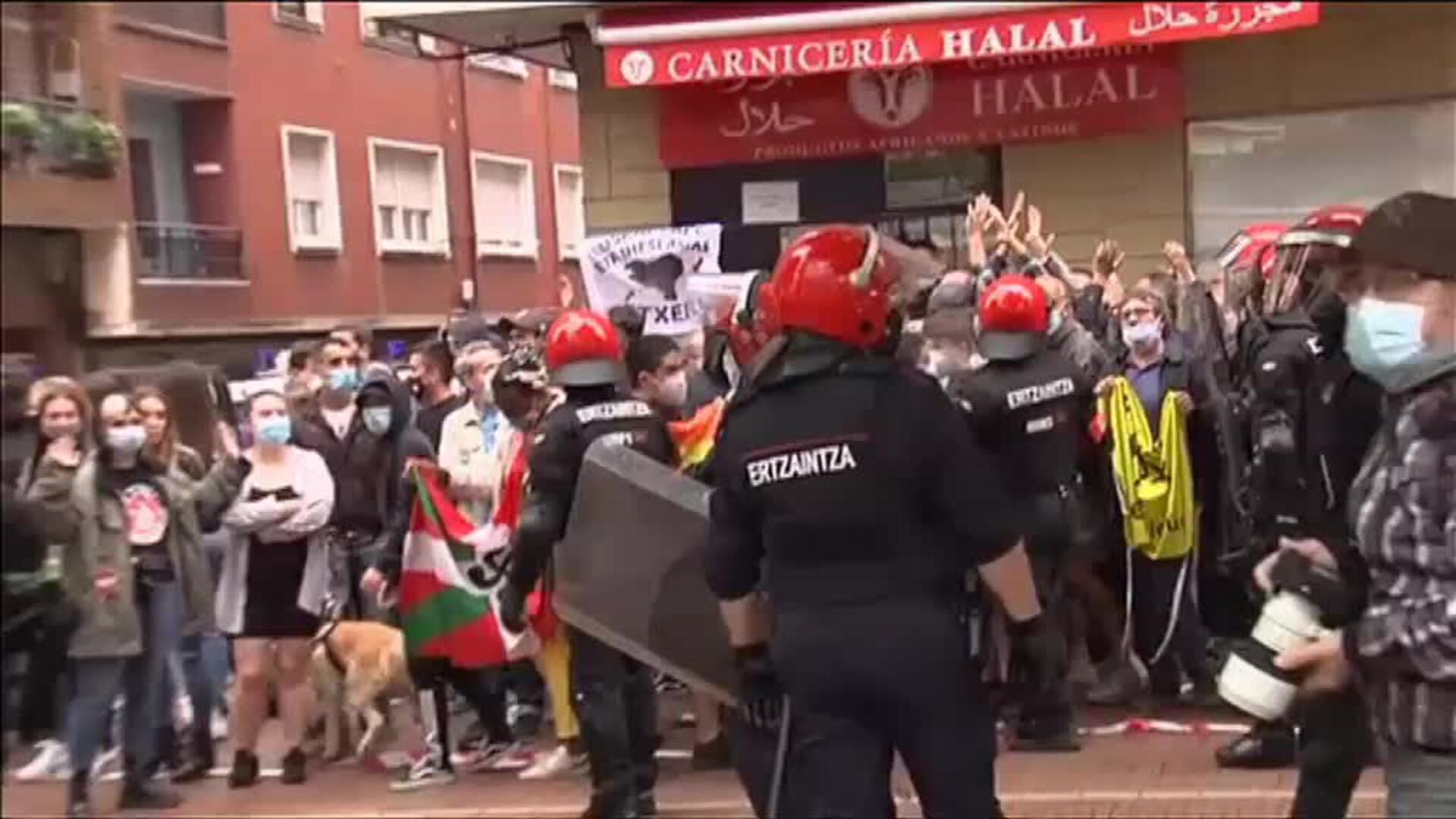 Abascal desafía a los antifascistas fumándose un puro mientras la policía lucha por contener la protesta contra VOX