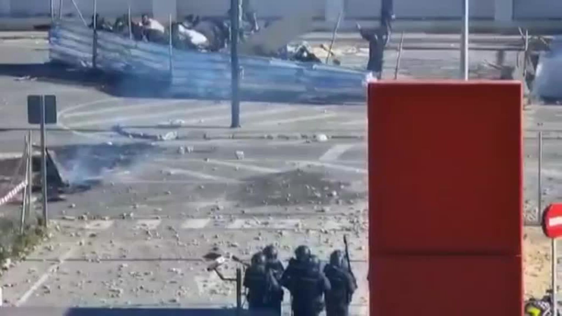 Piquetes y antidisturbios intercambian lanzamientos de piedras y pelotas de goma en las protestas de Navantia en Cádiz
