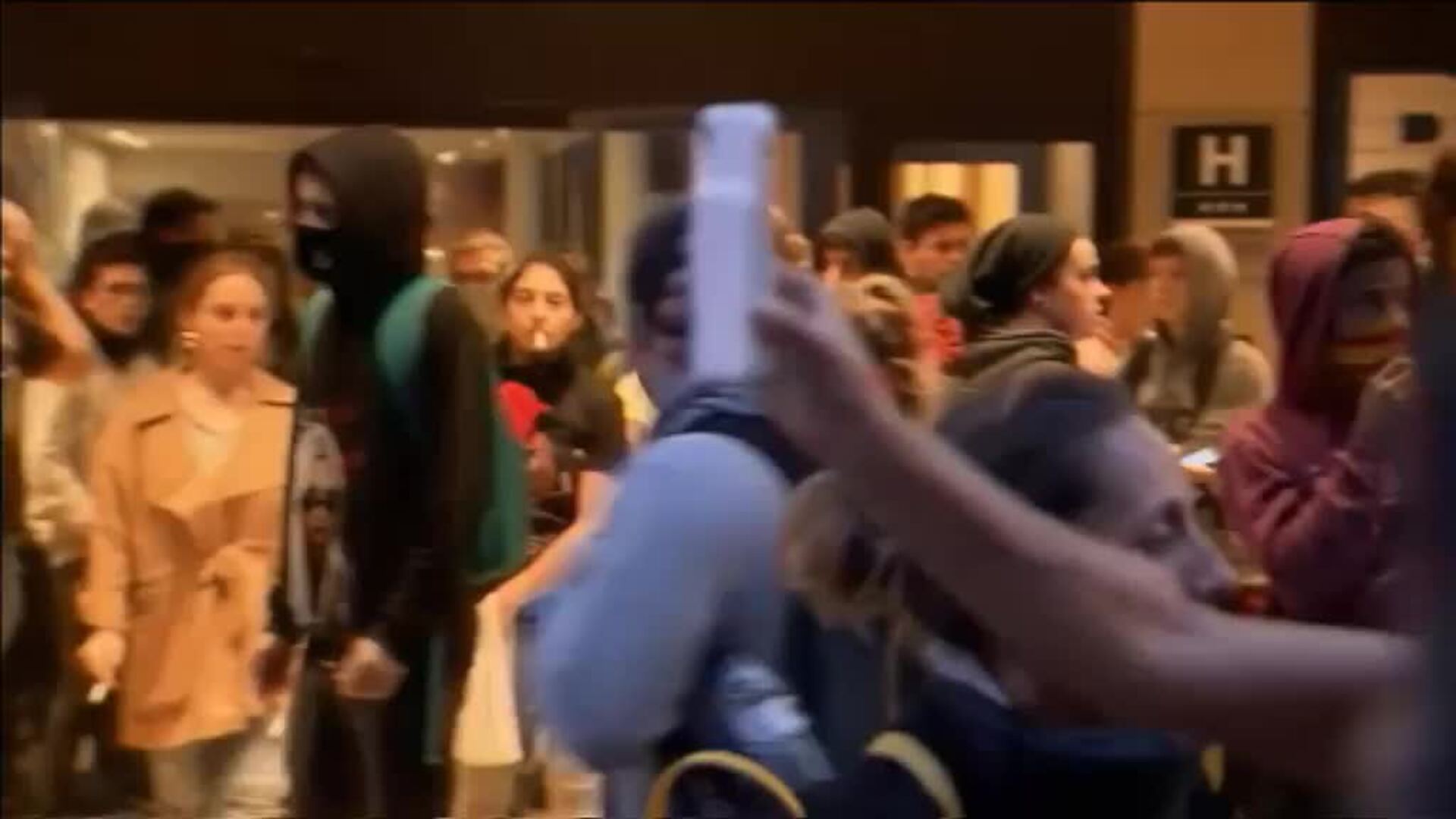 Siguen los incidentes violentos en el asedio a la Jefatura de Policía de Via Laietana