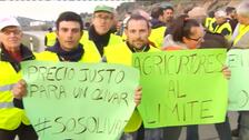 La Guardia Civil lanza pelotas de goma y botes de humo a los agricultores que cortan la A-4 en Jaén