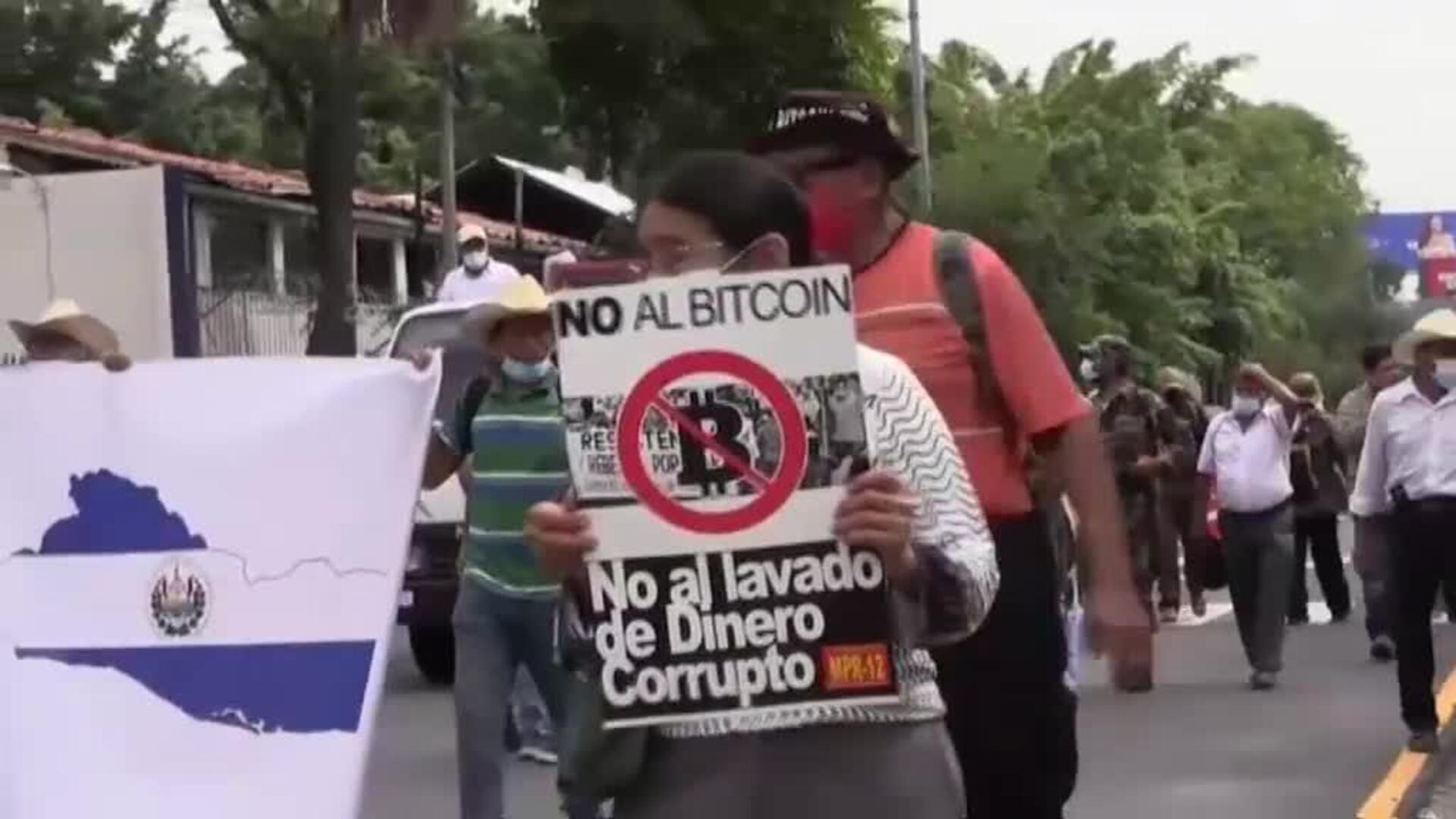 Jubilados y trabajadores de El Salvador, en pie de guerra contra el bitcoin
