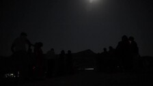 Un grupo de personas se reúne para ver la lluvia de meteoritos en Emiratos Árabes Unidos