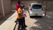 Calles sin zonas peatonales y agujeros obstaculizan la vida de las personas con discapacidad visual en Nairobi