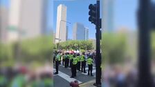 Manifestantes gritan "no a los reyes" durante protesta contra Trump en Chicago
