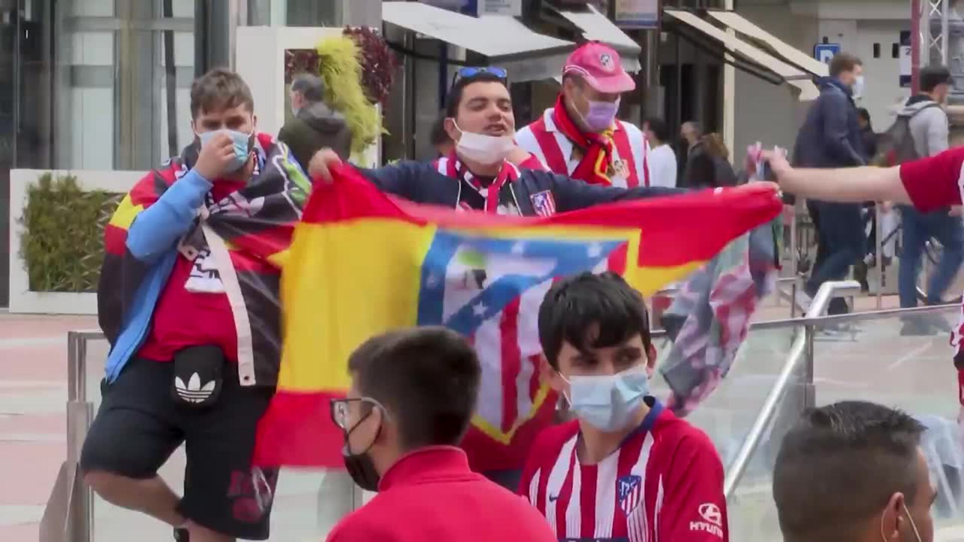 Aficionados del Atlético de Madrid llenan el centro de Valladolid