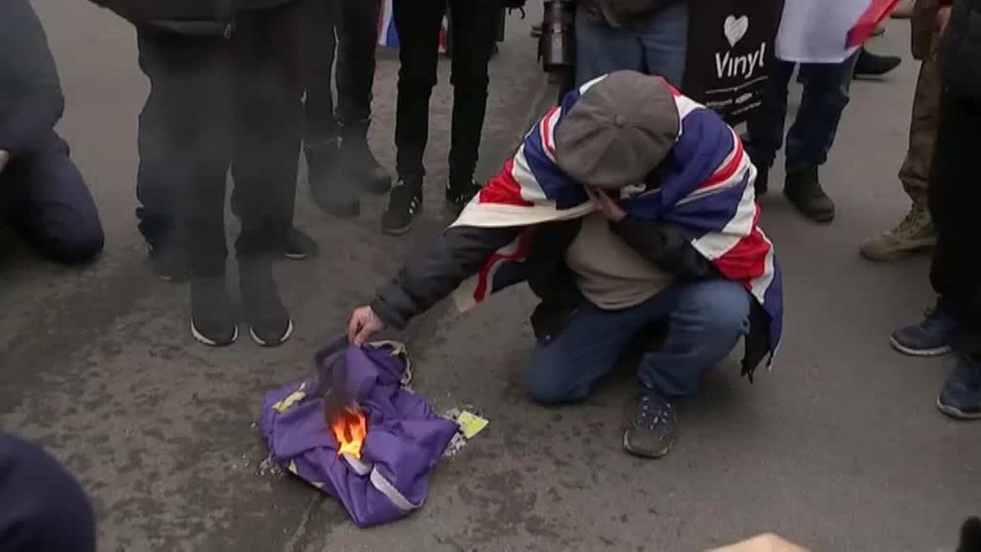 Un británico quema la bandera de la UE para celebrar el Brexit