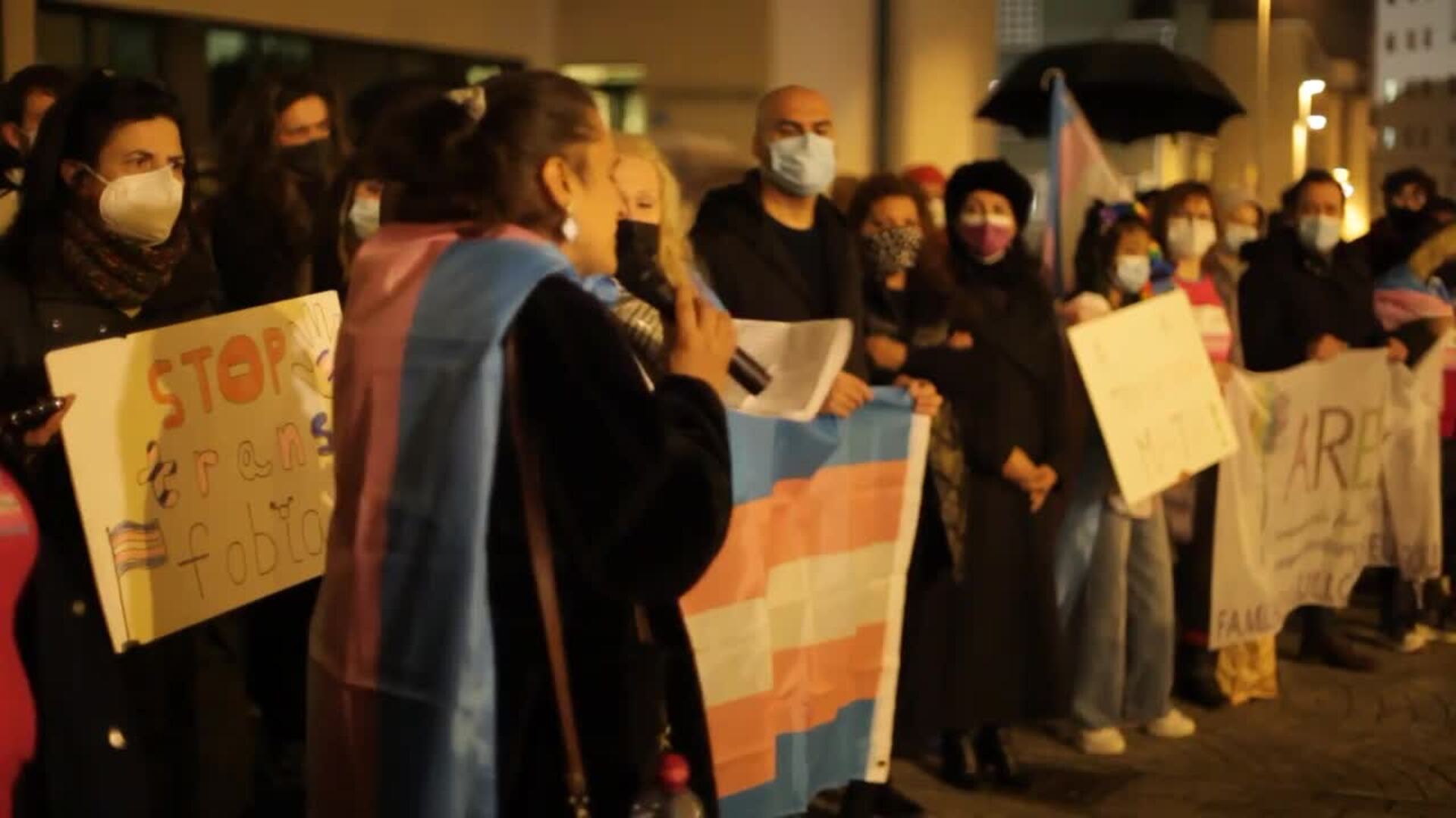 Más de un centenar de personas rechazan la &quot;agresión&quot; a una joven transexual en Lugo