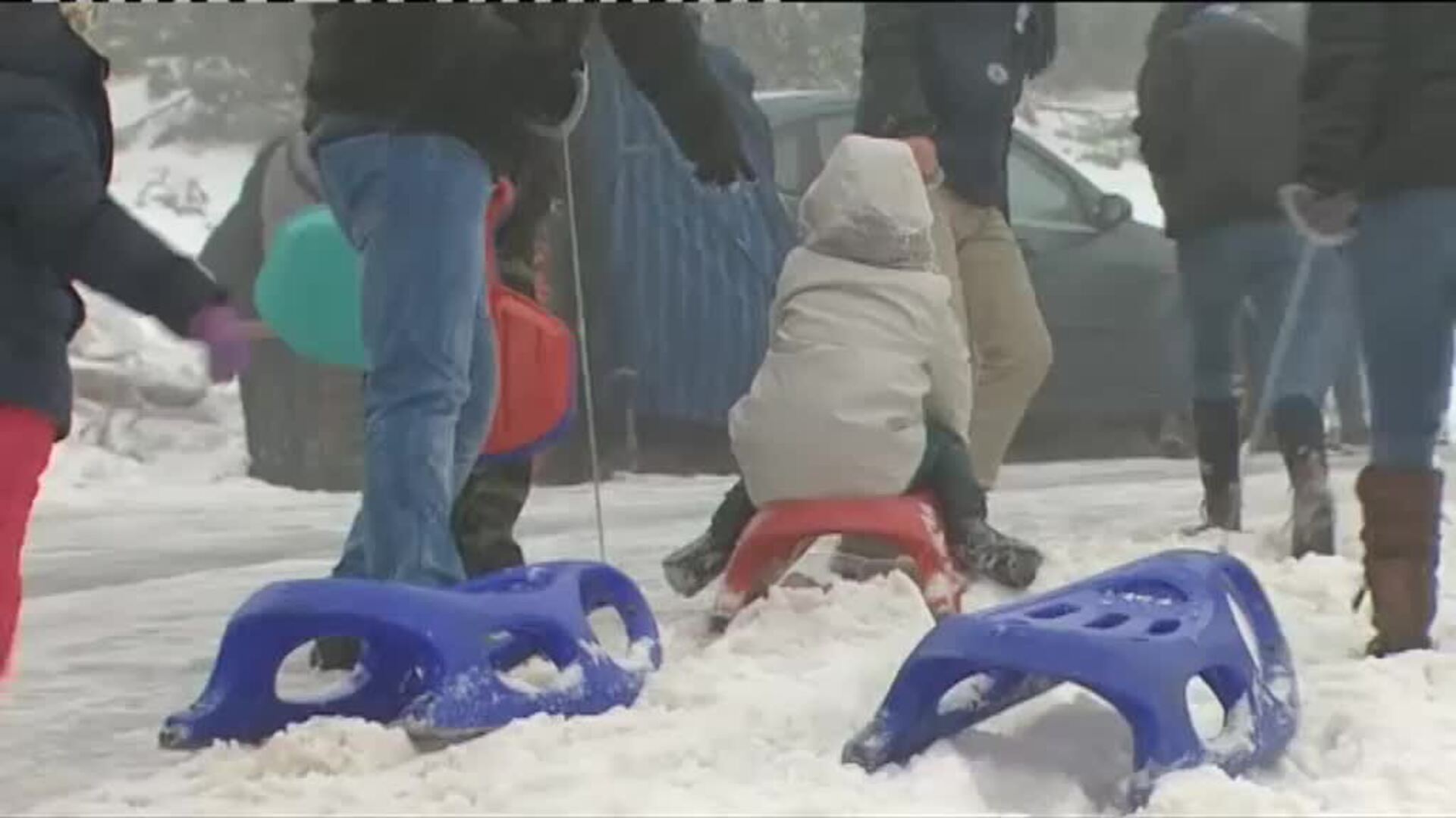 Aglomeraciones y atascos para disfrutar de la nieve en la Sierra de Madrid