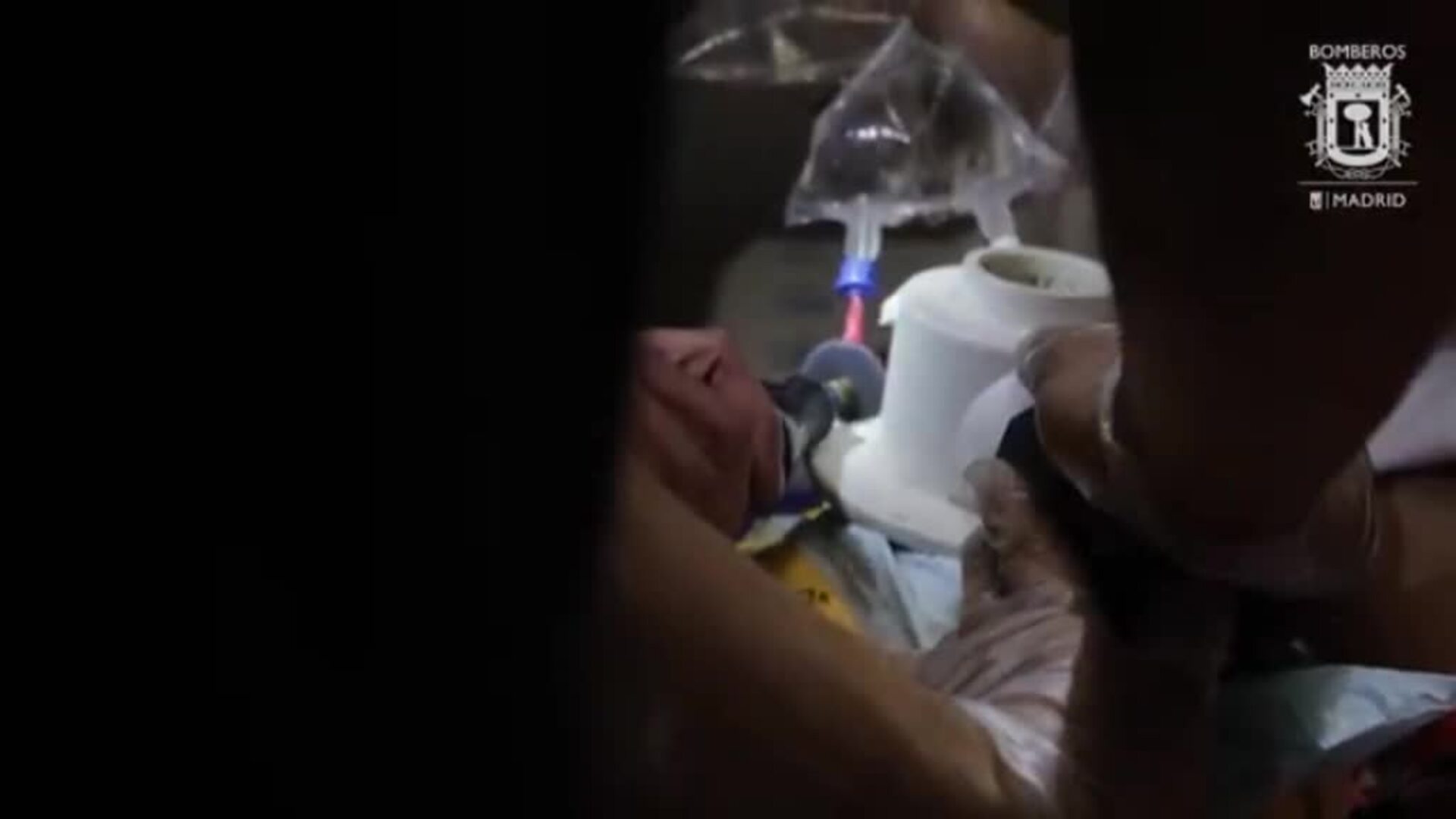 Los Bomberos rescatan a un niño cuyo brazo quedó atrapado en el sumidero de una piscina