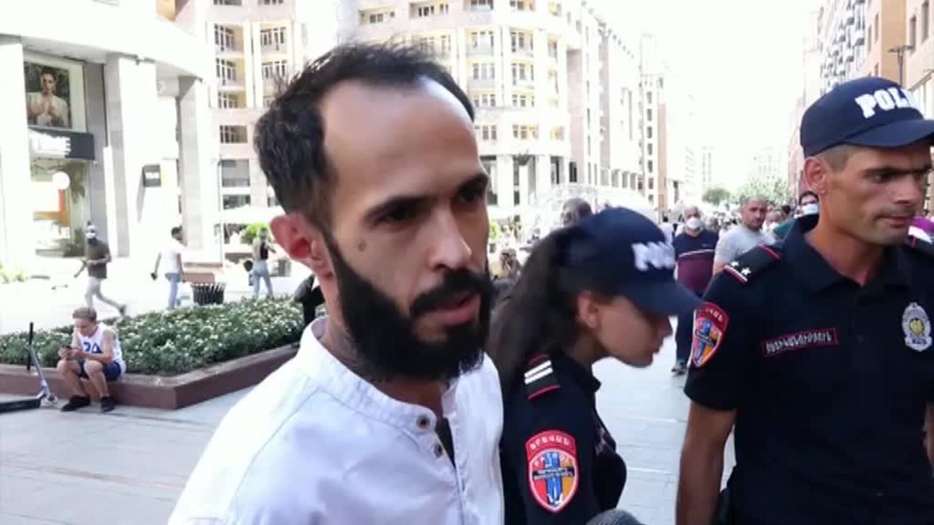 Los iraníes cruzan la frontera para vacunarse en Armenia