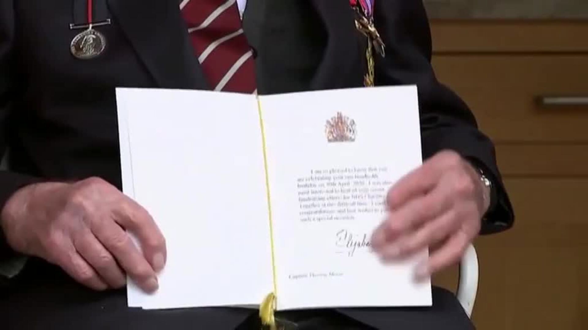 Cumpleaños centenario del veterano que recaudó 34,5 millones de euros para la &#039;guerra&#039; contra el COVID de la Sanidad pública británica