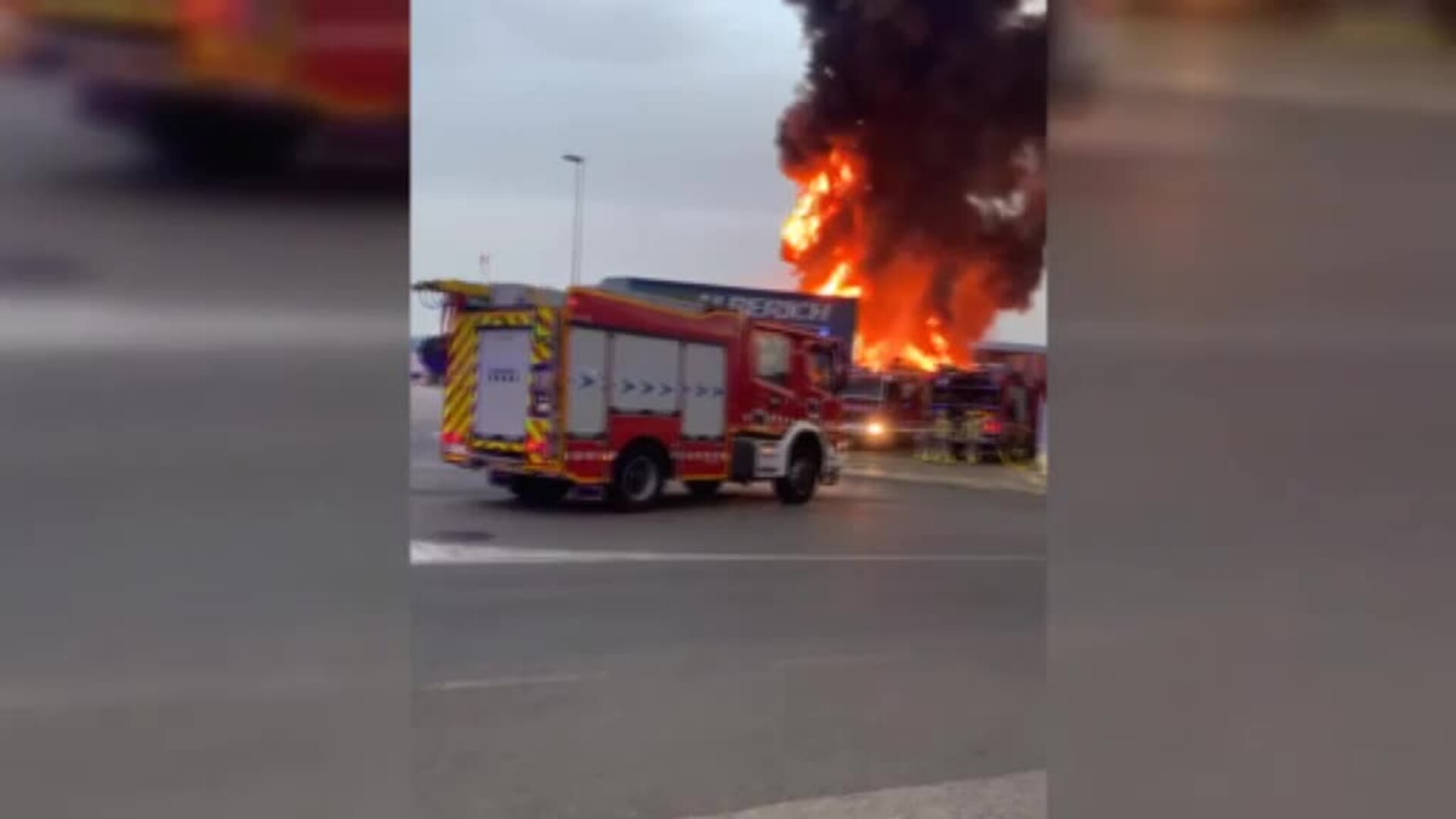 Los Bomberos controlan el incendio de una planta de reciclaje en Castellbisbal
