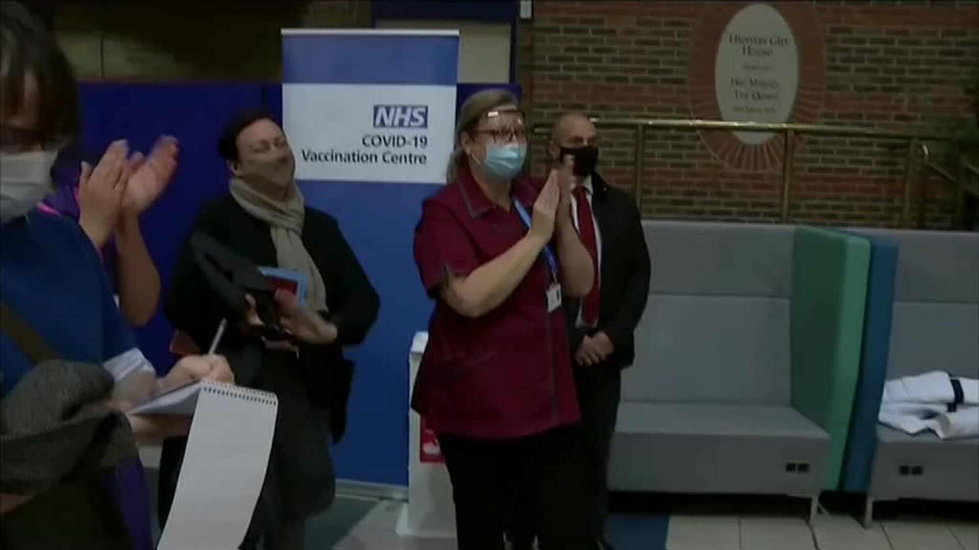 Boris Johnson presencia las primeras vacunaciones contra el COVID-19