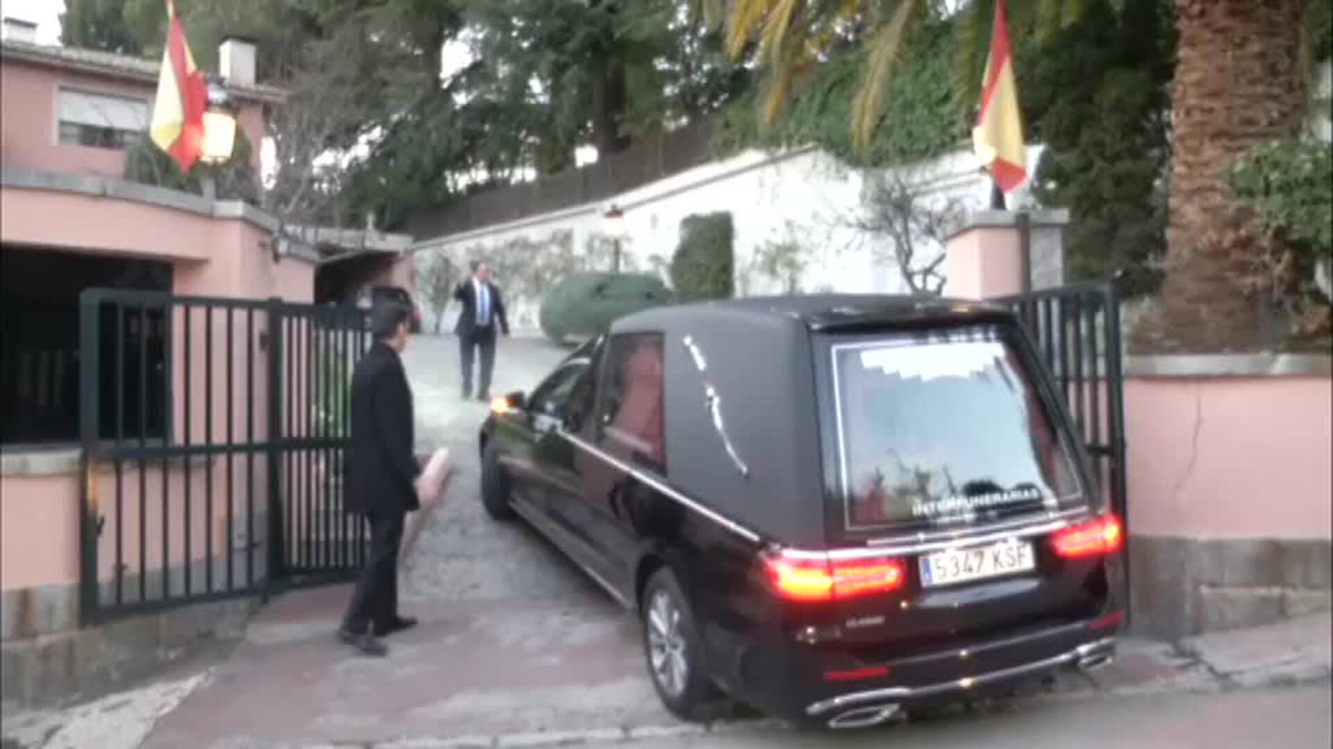 El coche fúnebre con los restos mortales de Doña Pilar de Borbón llega al domicilio familiar para celebrar el velatorio