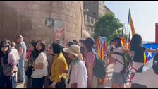 Manifestantes independentistas llegan a Montserrat para protestar por la presencia de los Reyes
