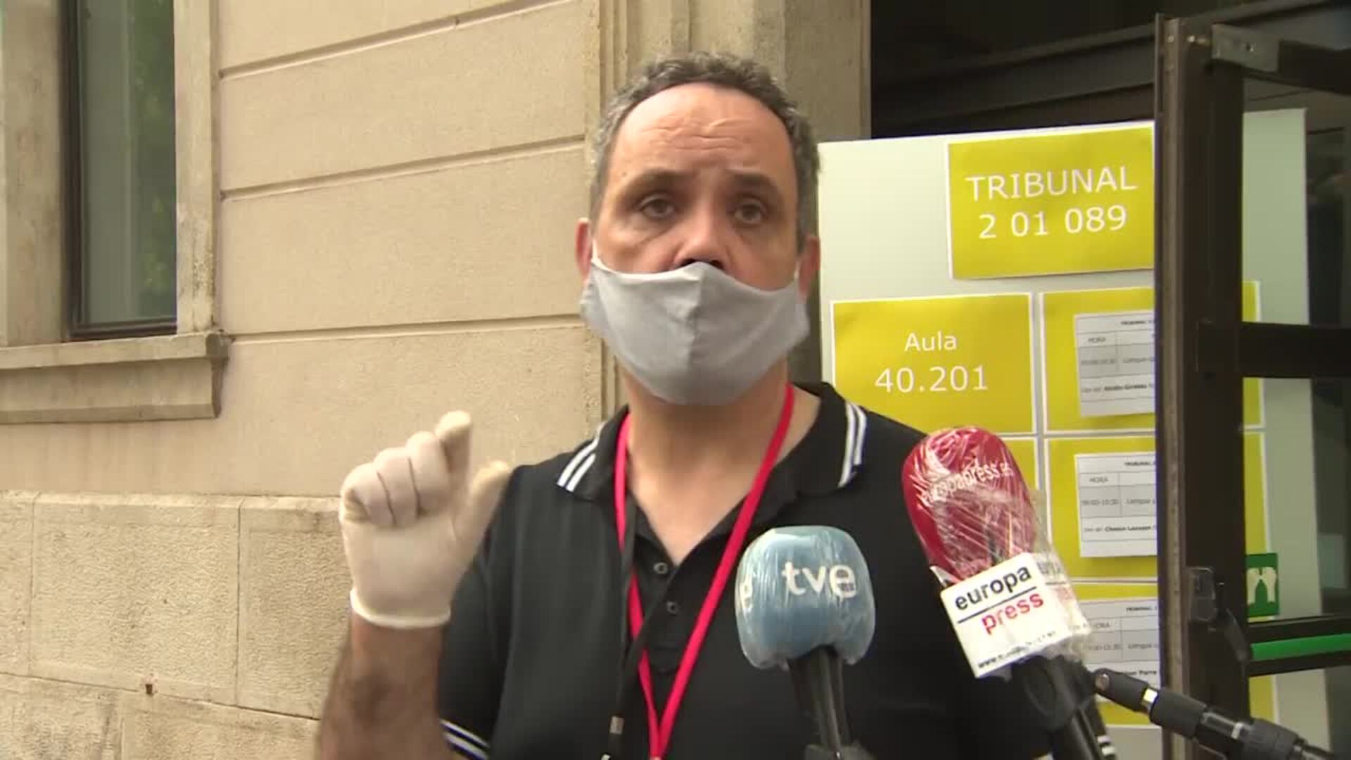 Presidente de tribunal dice que estudiantes podrán quitarse mascarilla en examen