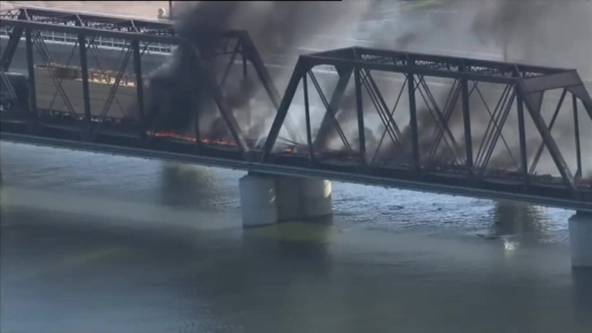 Un tren descarrila en Arizona provocando el derrumbe de un puente y un incendio