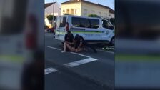 Una conductora provoca un accidente, baja del coche bailando y se resiste a la Policía Local de Lepe