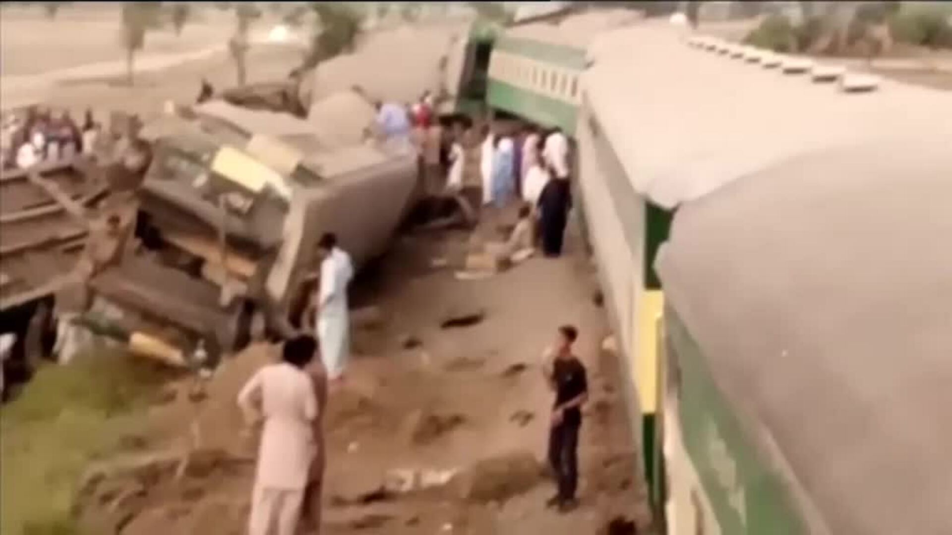32 muertos en un choque de trenes en Pakistán