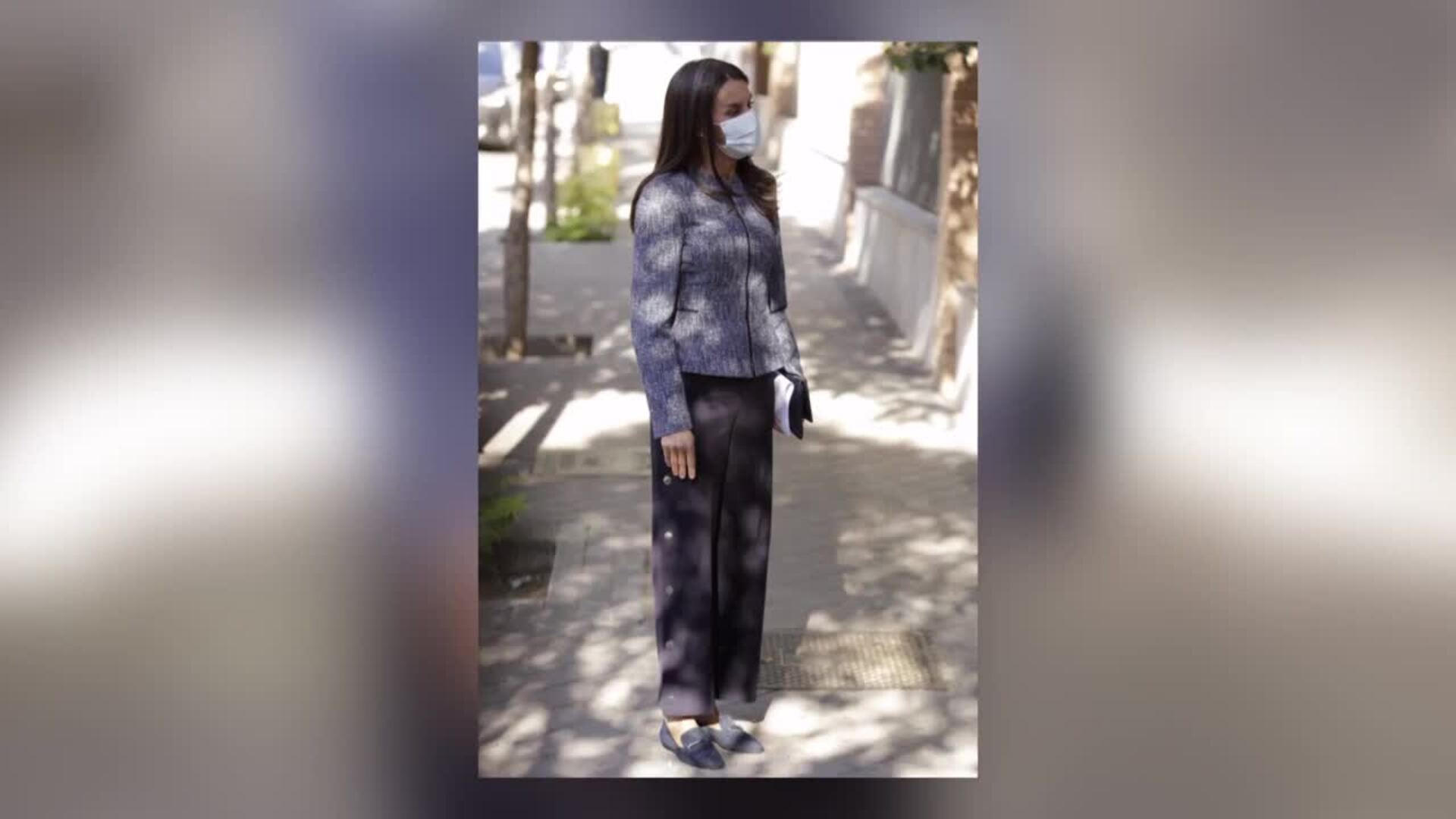 La Reina Letizia dice adiós al verano con un sobrio look otoñal en su vuelta al trabajo