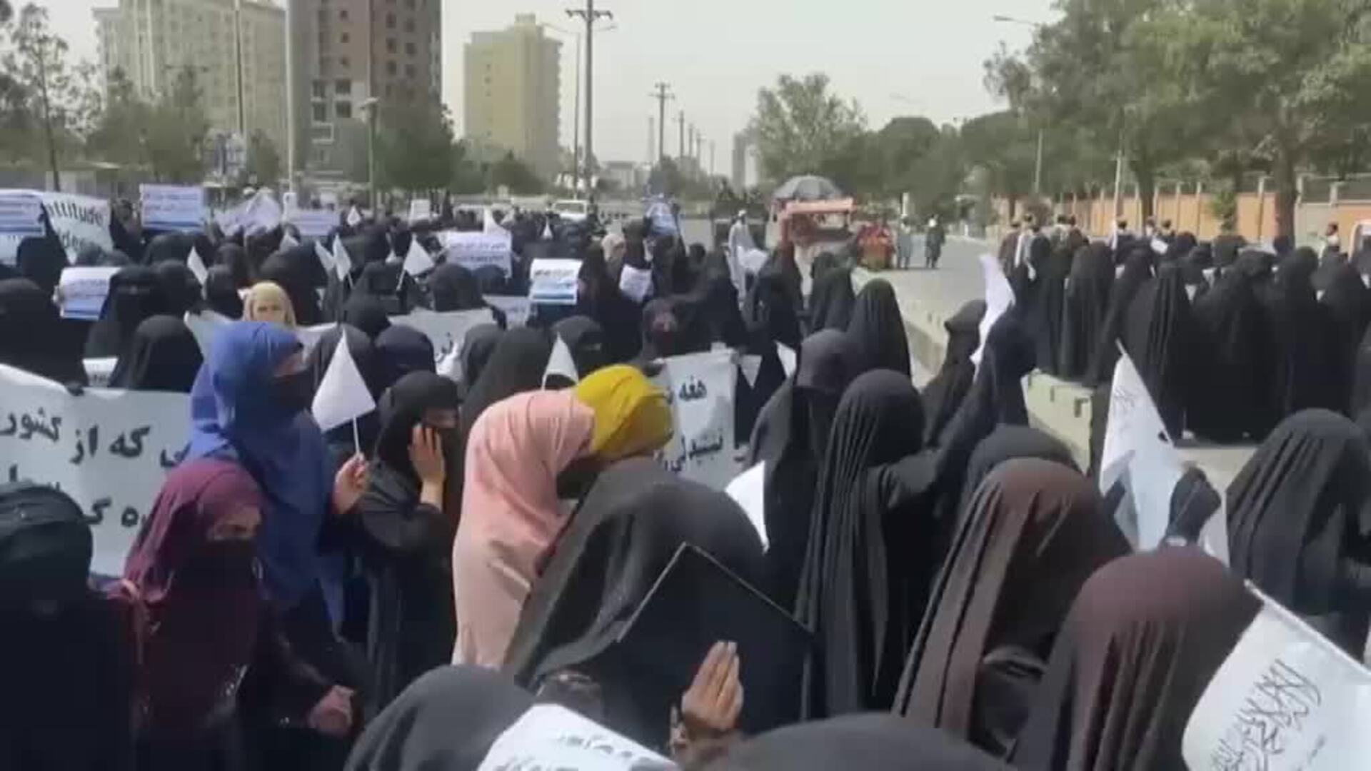 Decenas de estudiantes en Kabul marchan en apoyo a los talibanes afganos durante el 11S