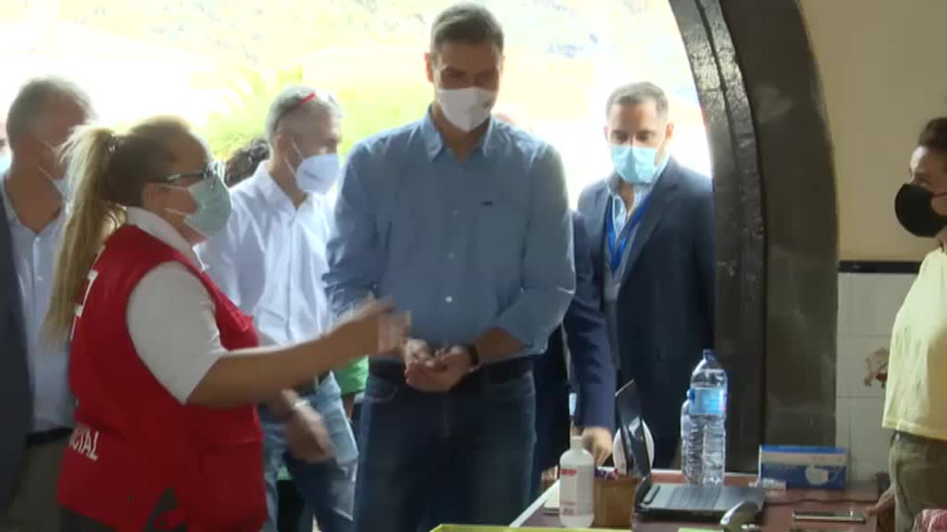 Sánchez visita a los afectados por la emergencia volcánica del acuartelamiento de El Fuerte