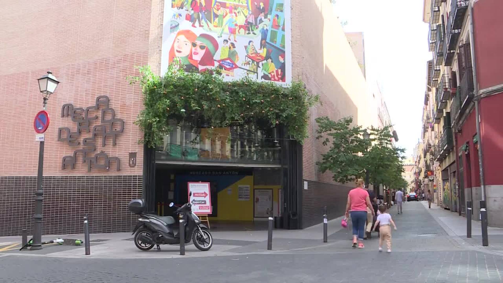 El barrio madrileño de Chueca se engalana de banderas arcoiris