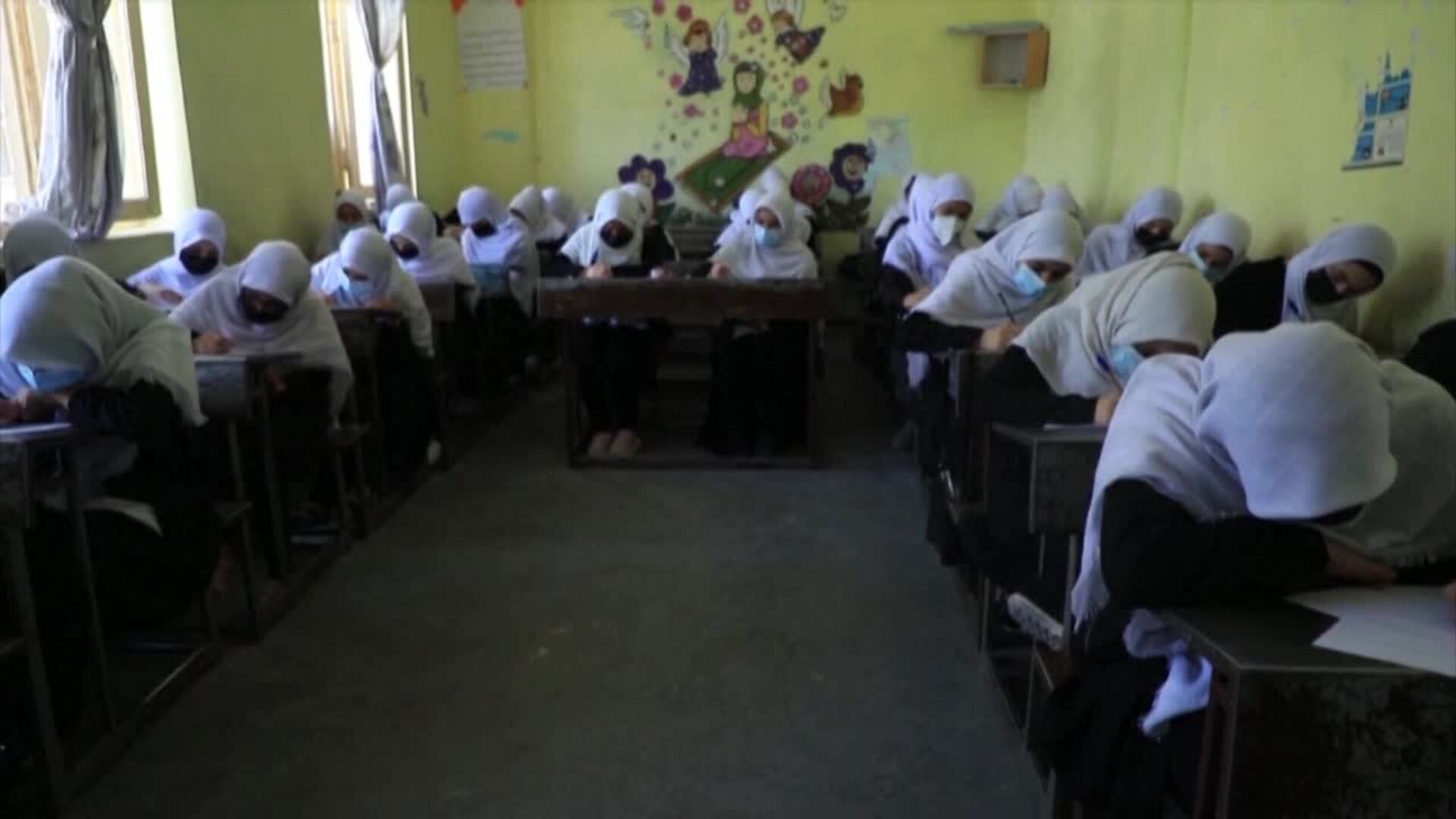 Los talibanes suspenden la educación mixta superior en Herat