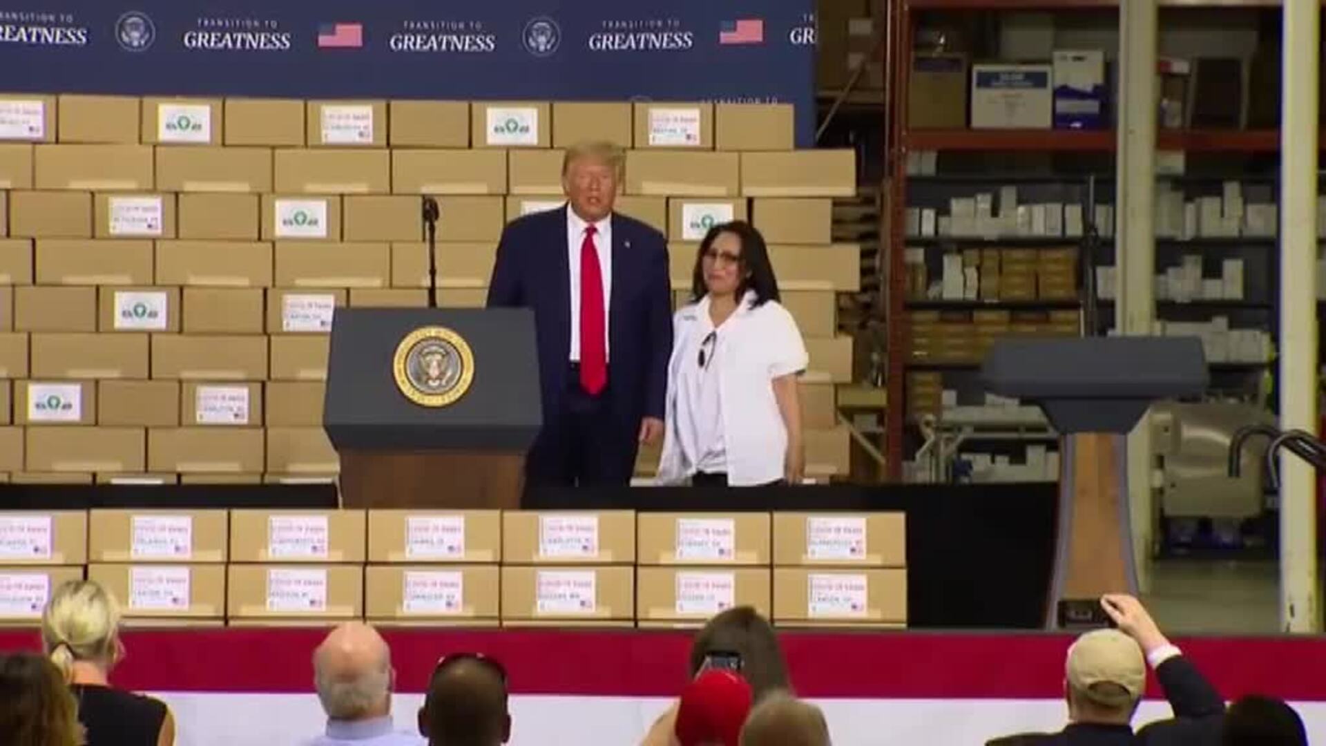 Trump, sin mascarilla y con gestos imprudentes, visita una planta de productos sanitarios