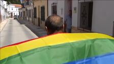 Los vecinos de un pueblo de Málaga despliegan cientos de banderas LGTBI tras retirar una el Consistorio