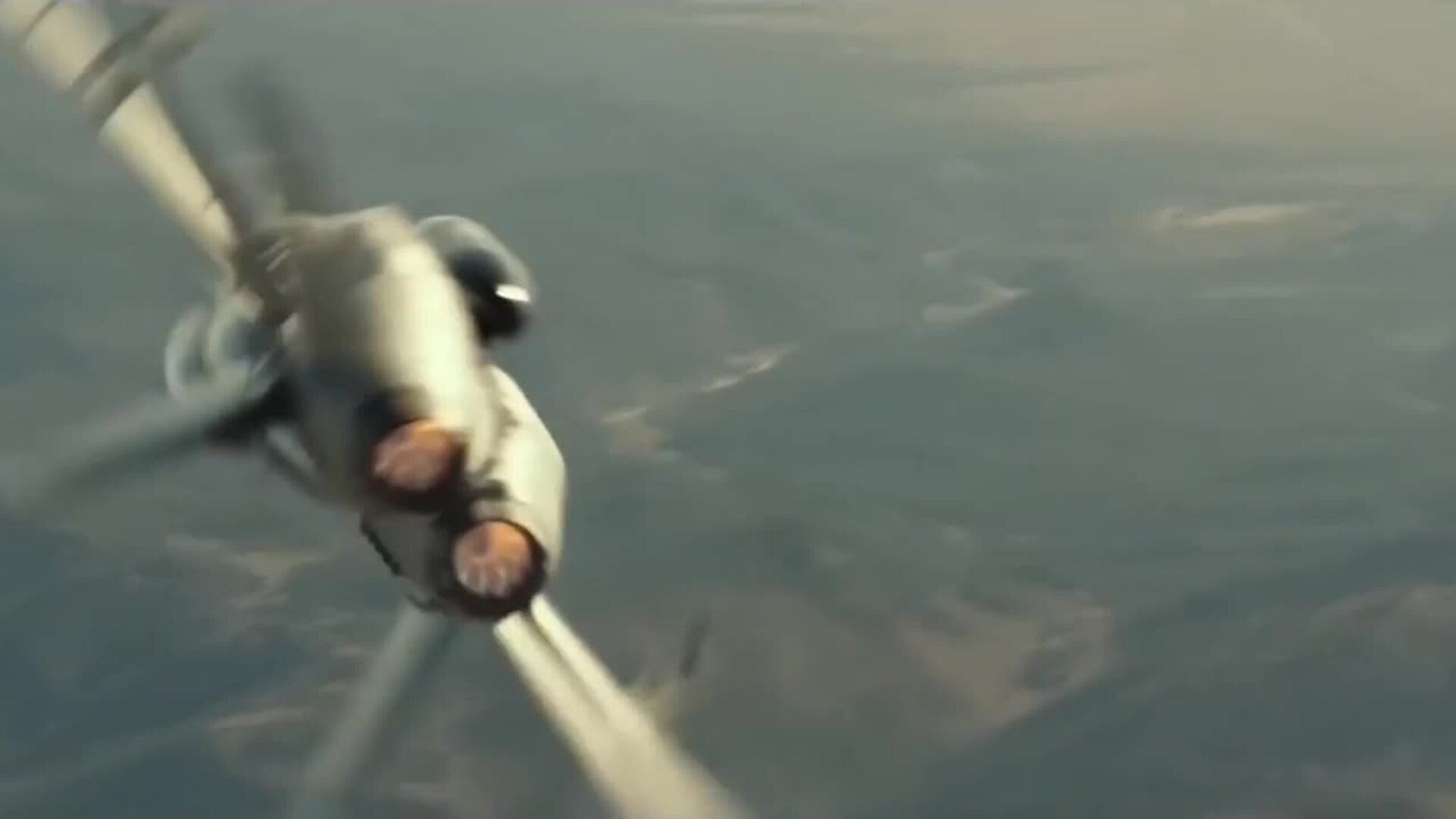 Tom Cruise llega a la premiere de Top Gun Maverick pilotando un helicóptero