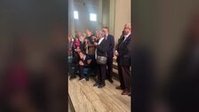 La familia de Salgado unida en la primera exposición de su hijo Rodrigo