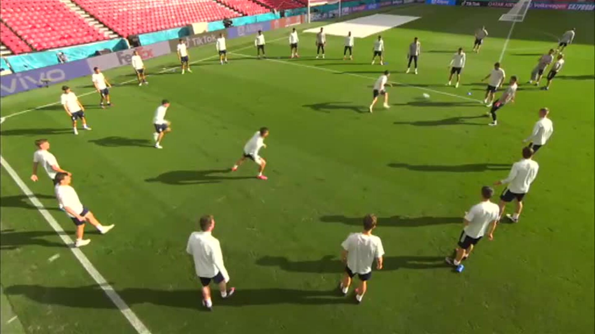 La selección española prueba el césped del Parken Stadium de Copenhague