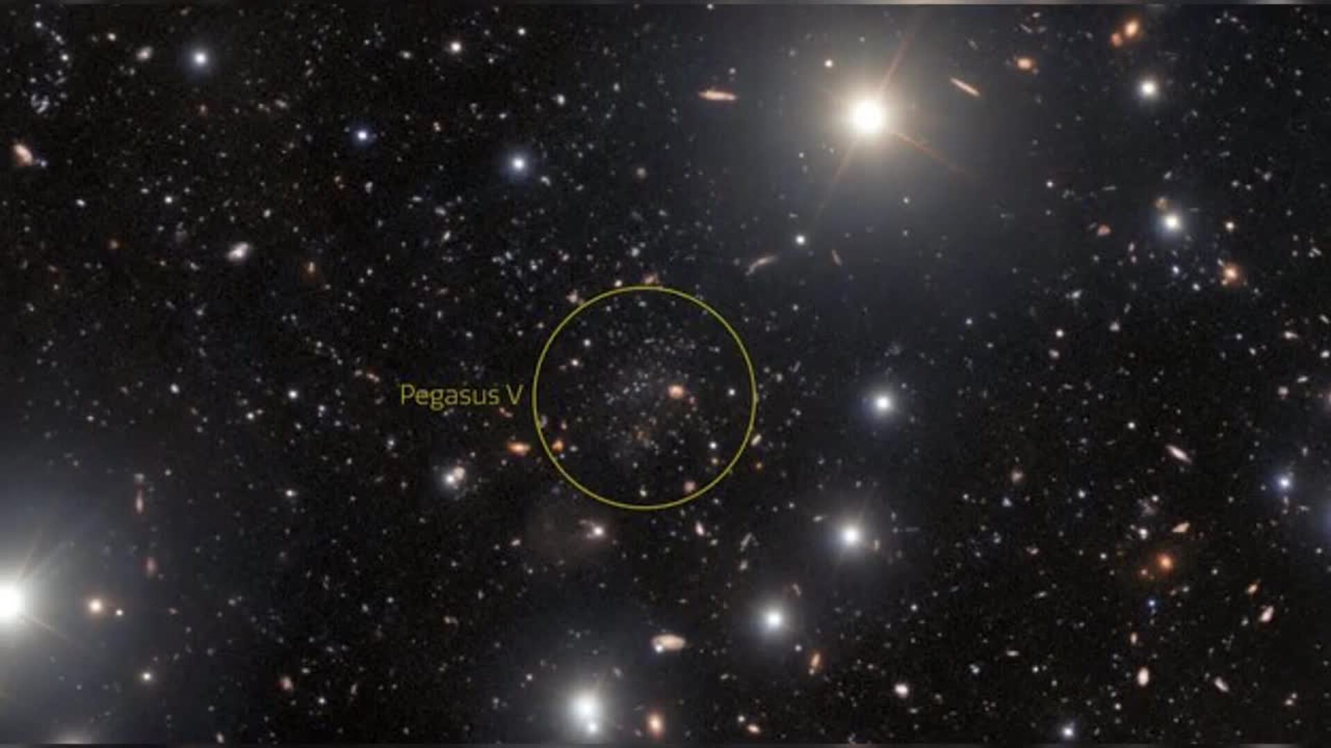 Un fósil de las primeras galaxias del universo, visto junto a Andrómeda