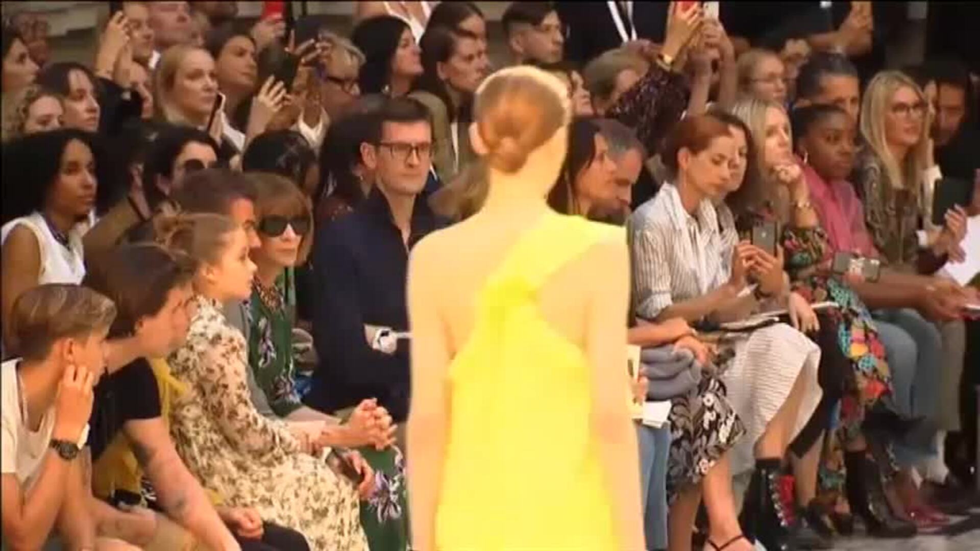 Victoria Beckham triunfa sobre la pasarela londinense arropada por su familia