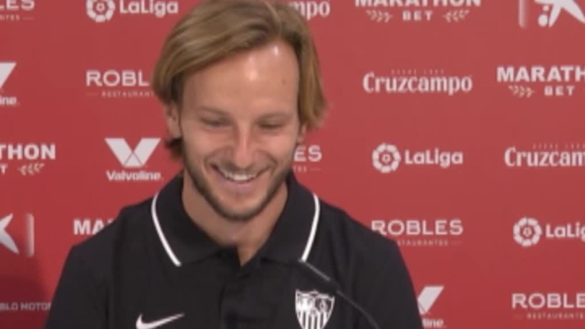 Rakitic bromea sobre Messi en su presentación en el Sevilla: &quot;Le encontraremos sitio&quot;