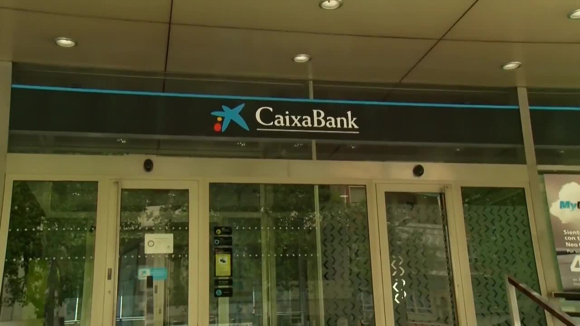 CaixaBank y sindicatos firman un ERE para 6.452 empleados