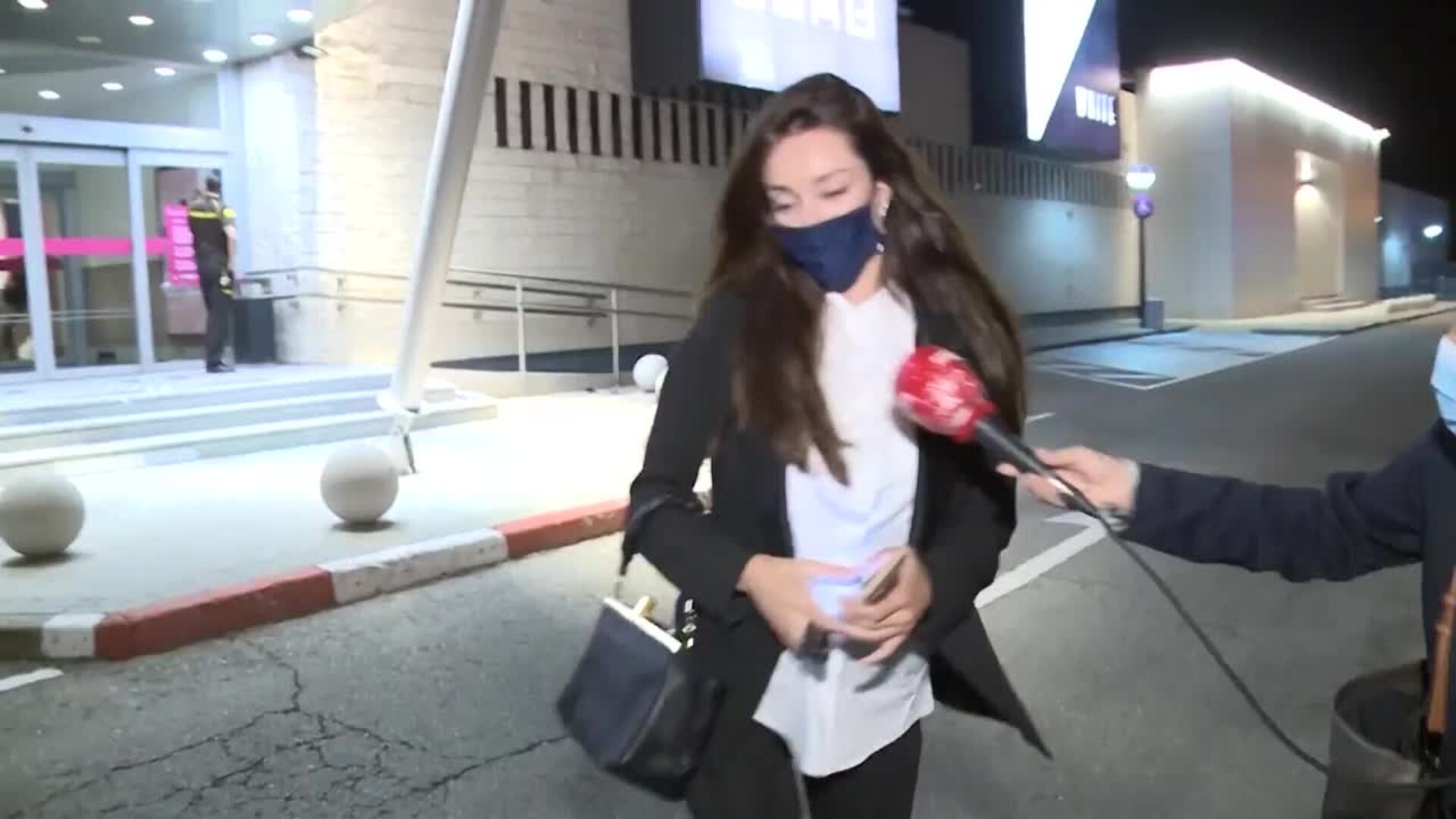 Adara hace una reflexión en un baño para hombres