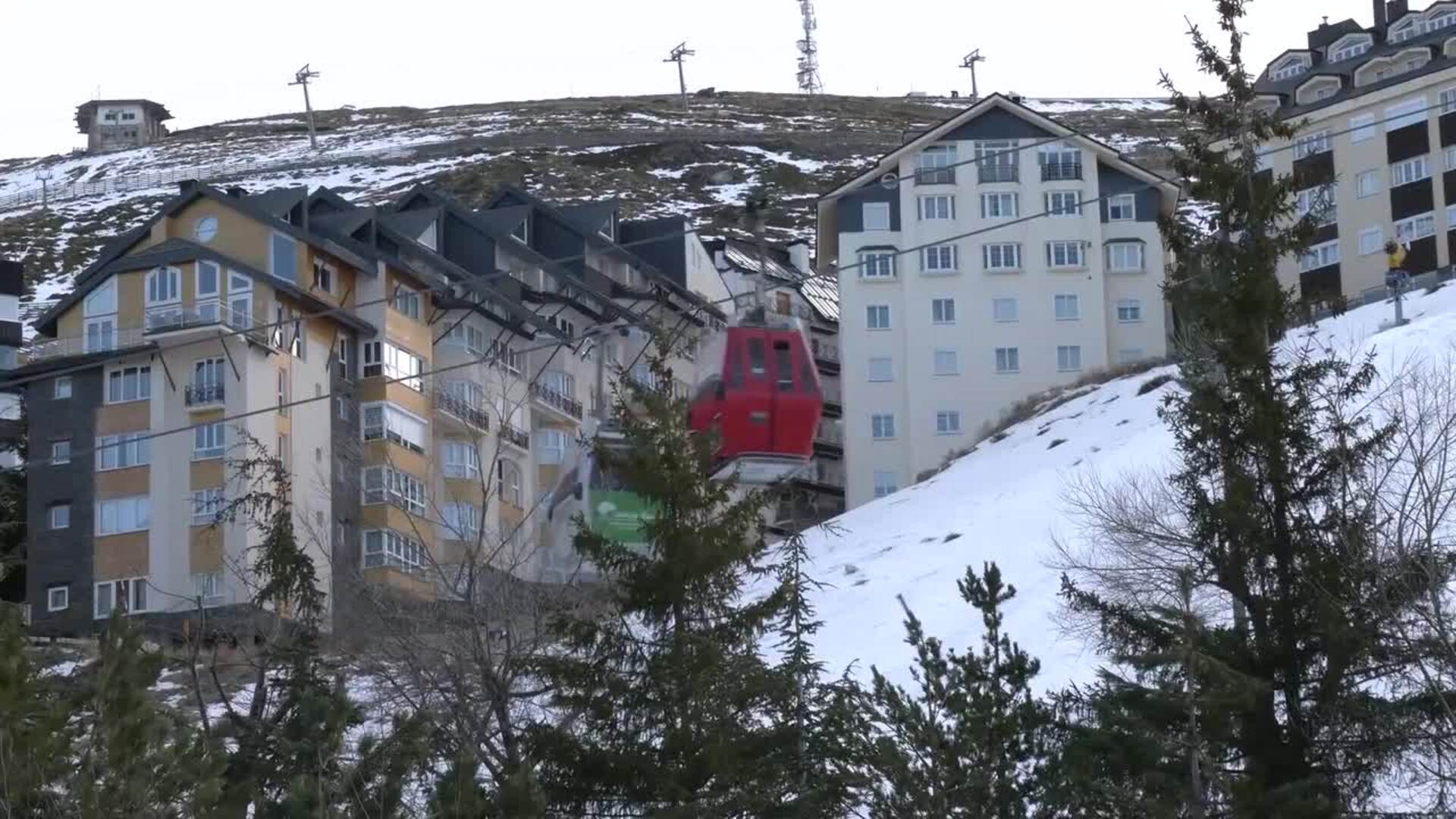 Juanma Moreno visita la estación de esquí de Sierra Nevada