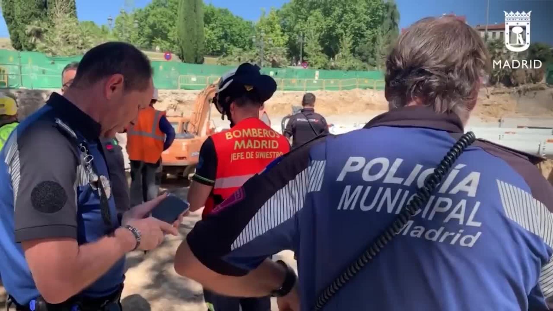 Muere sepultado un joven de 23 años en Madrid tras volcar su dumper cargado de arena