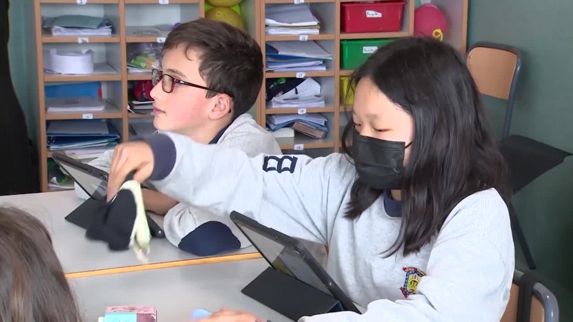 España vive su primer día sin mascarillas obligatorias en interiores