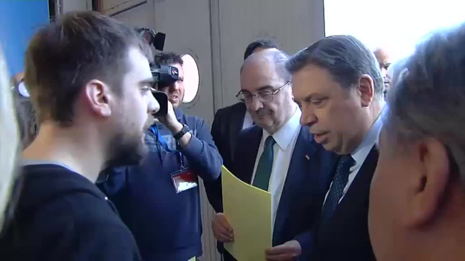 Un grupo de jóvenes agricultores recibe al ministro Planas con una protesta en la FIMA