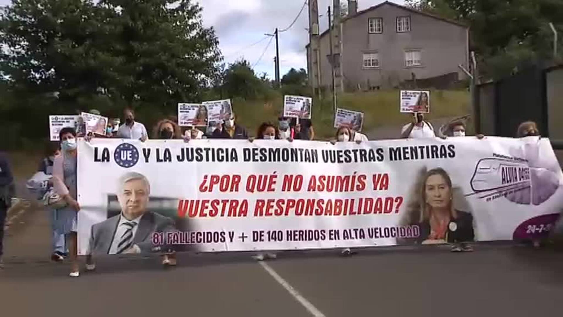 Familiares de las víctimas del accidente de Alvia en Angrois se manifiestan en el octavo aniversario de la tragedia