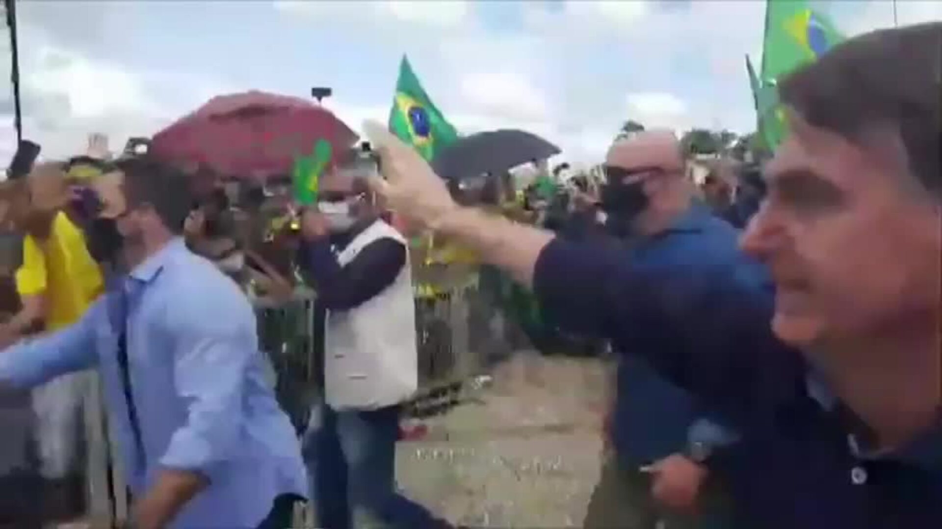 Bolsonaro se reúne con manifestantes afines sin respetar la distancia y sin utilizar mascarilla