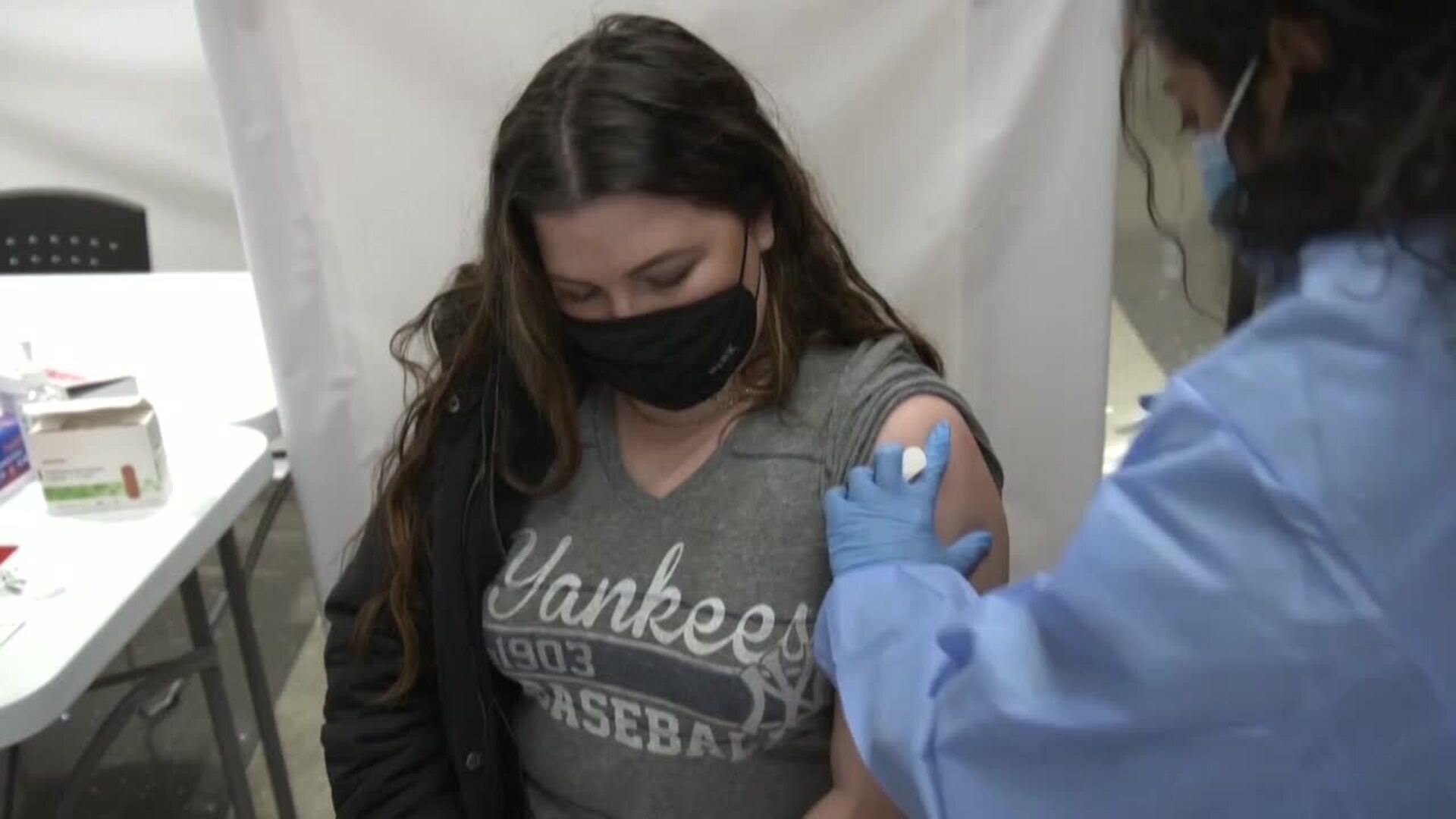 Los estadounidenses vacunados podrán ir sin mascarilla al aire libre