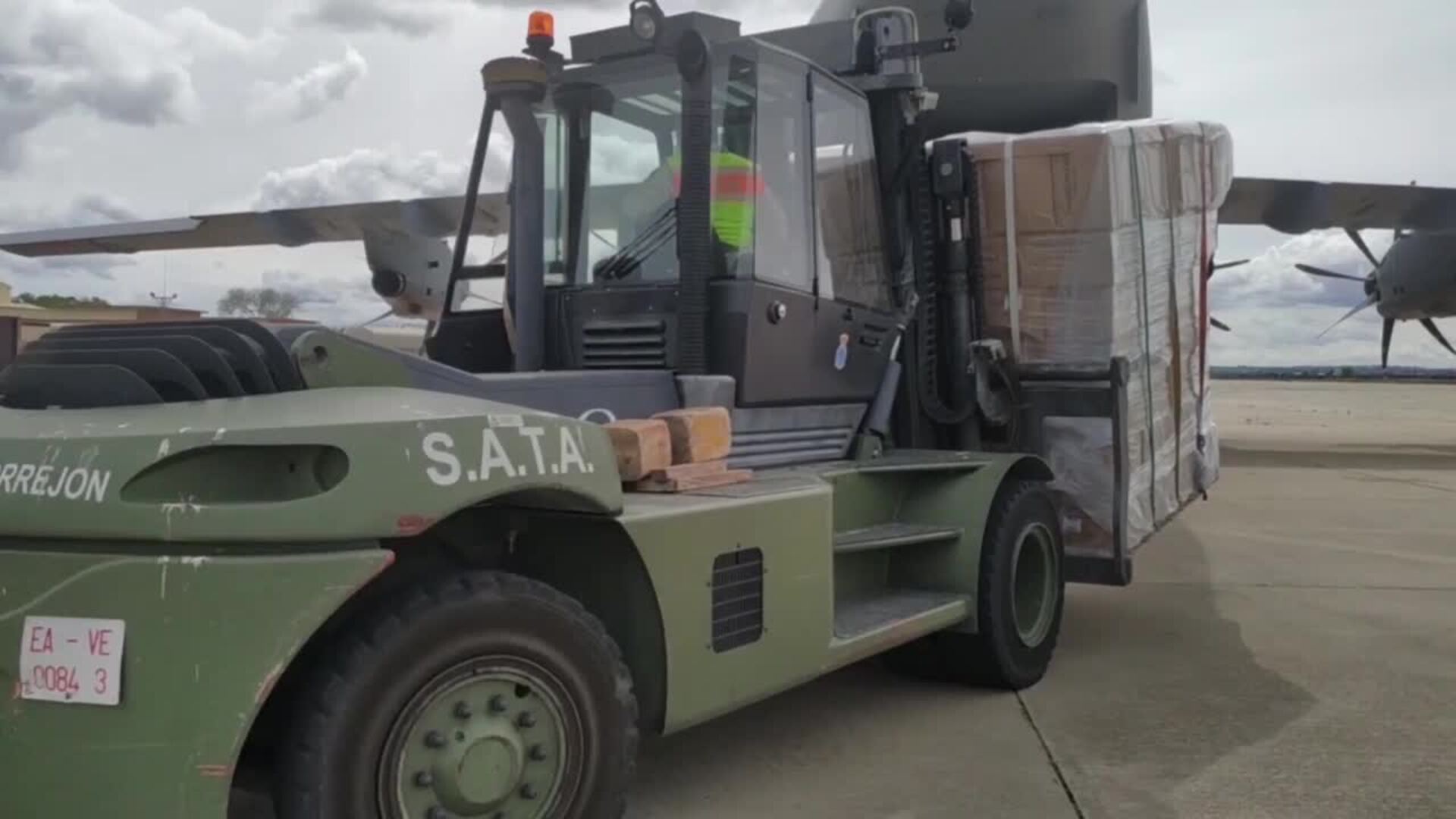 El avión con material sanitario procedente de Shangai aterriza en Torrejón